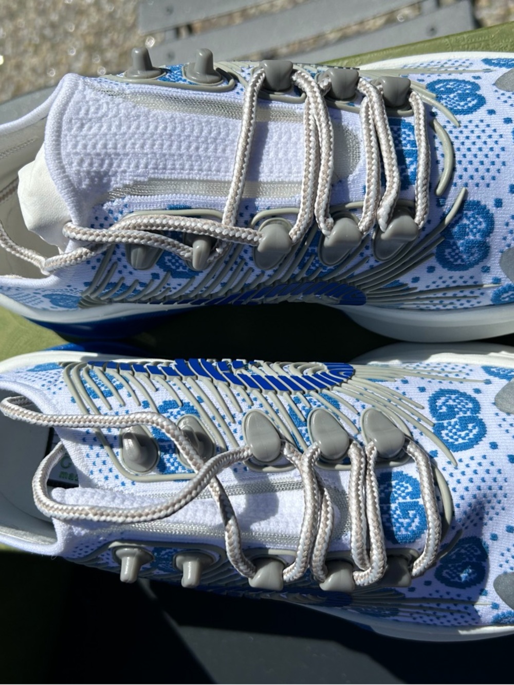 Gucci White and Blue Sneakers with Sporty Wave Design - Picture 2 of 7
